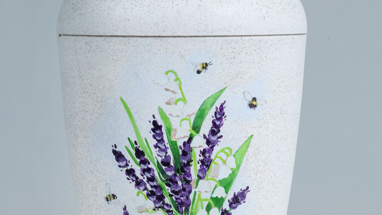 Hvid natururne med lavendel