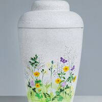 Hvid natururne med markblomster