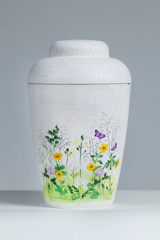 Hvid natururne med markblomster
