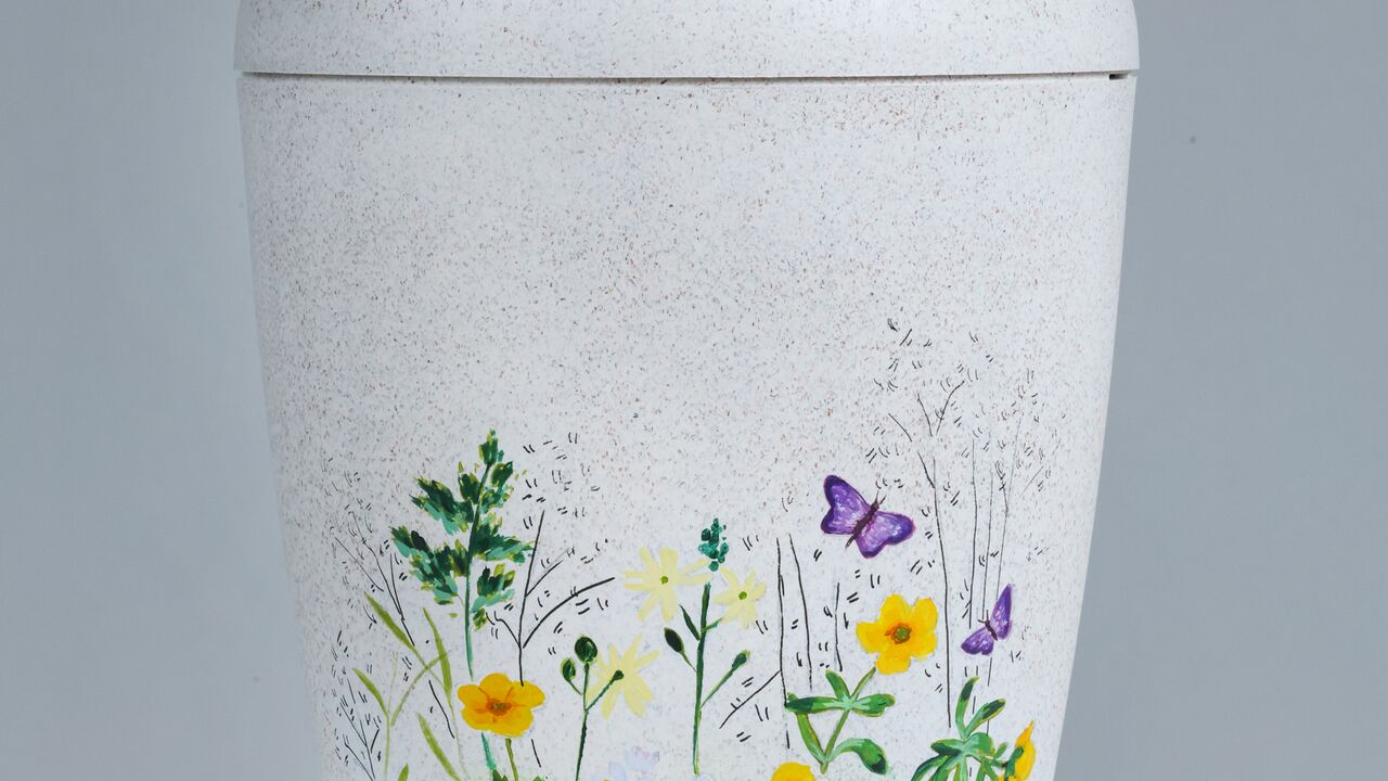 Hvid natururne med markblomster