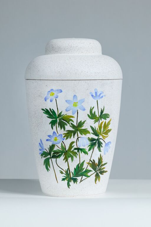Hvid natururne med blå blomster