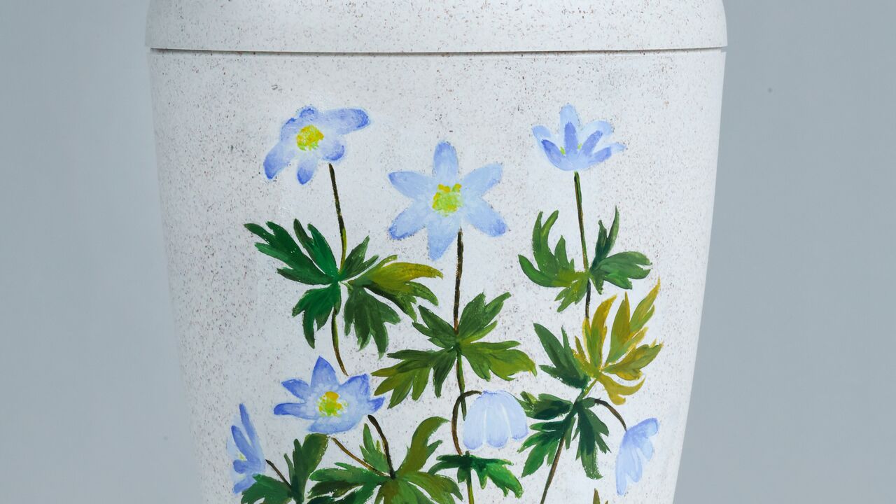Hvid natururne med blå blomster