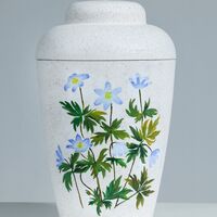 Hvid natururne med blå blomster