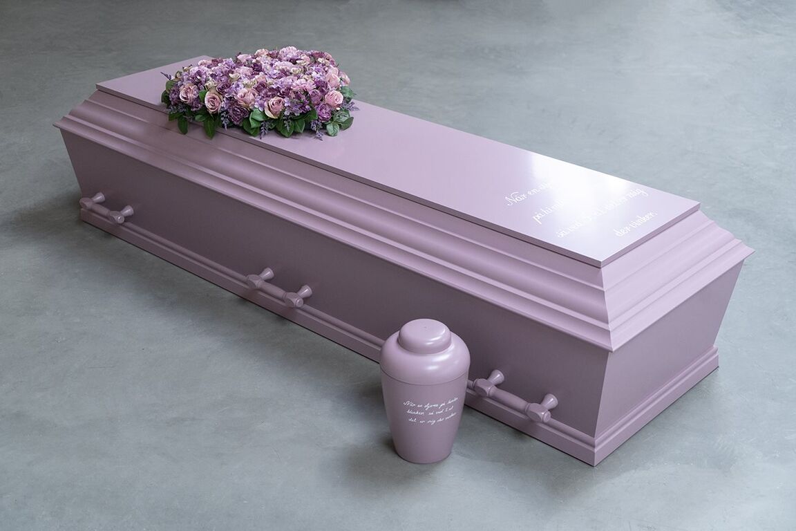 Farvede kiste - en afsked med personlighed