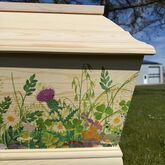 En hyldest til naturen – denne fyrretræskiste med print af grøftekant bringer minder om gåture i det grønne og et liv tæt på jorden.