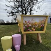 Let som en forårsvind og fyldt med kærlige minder – vores Orbit-kiste i solgul med tryk af vilde blomster er et varmt farvel til én, der elskede livet og lyset.