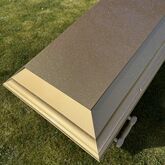 Når livet har glitret – og afskeden skal gøre det samme. Denne kiste med guldglimmer fortæller historien om én, der satte spor og elskede det festlige.