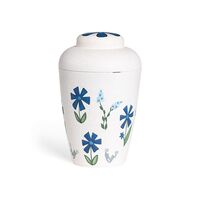 Hvid natururne med blå blomster