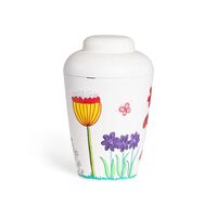 Hvid natururne med vilde blomster