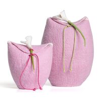 Uldurne i lyserød barn