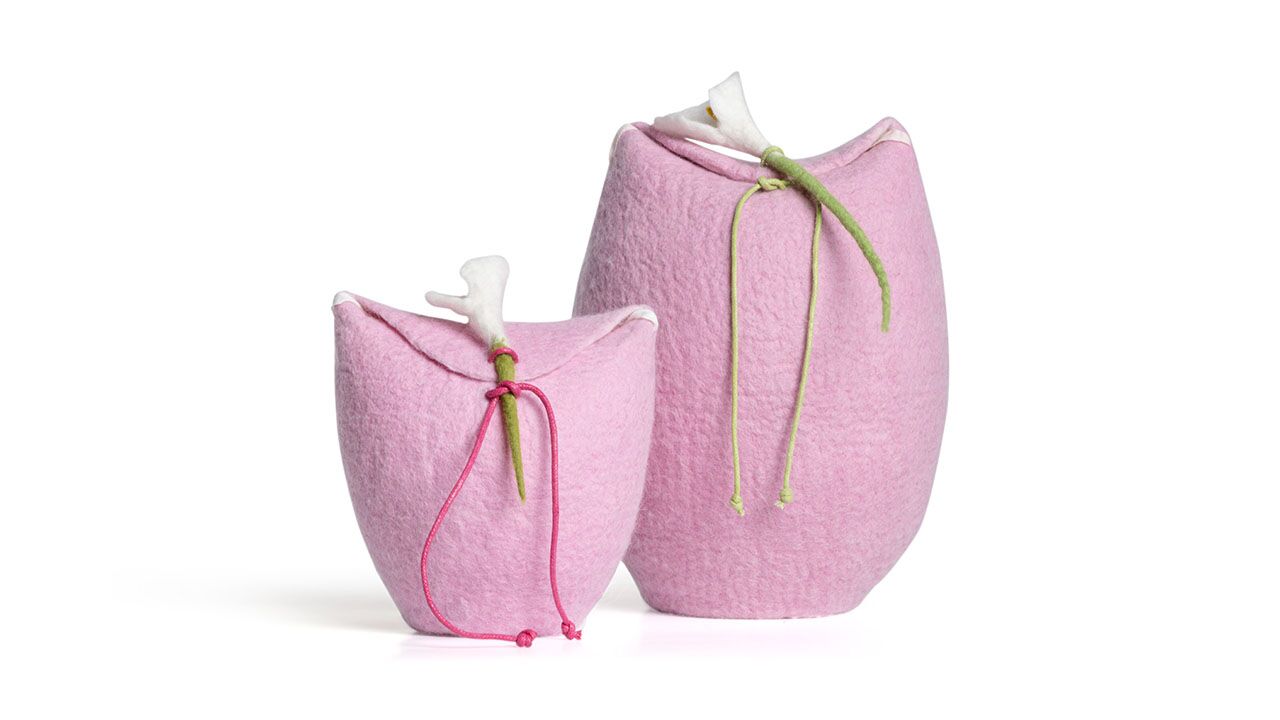 Uldurne i lyserød barn