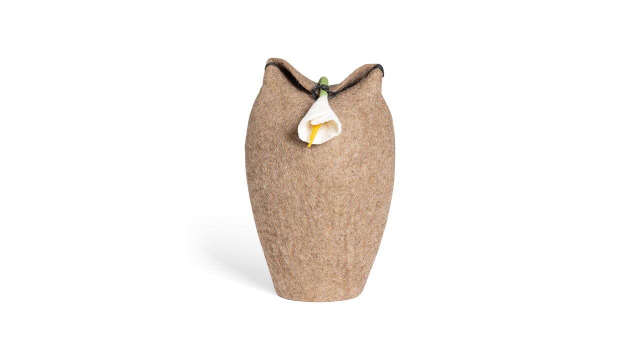 Lysebrun med blomst uldurne